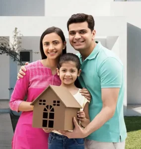 Familia con maqueta de casa